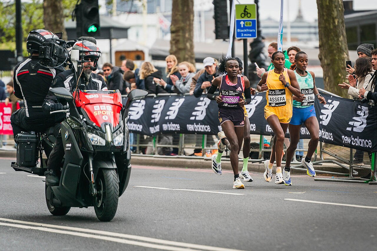 An elite women’s lead group at the 2024 London Marathon, including Tigst Assefa.